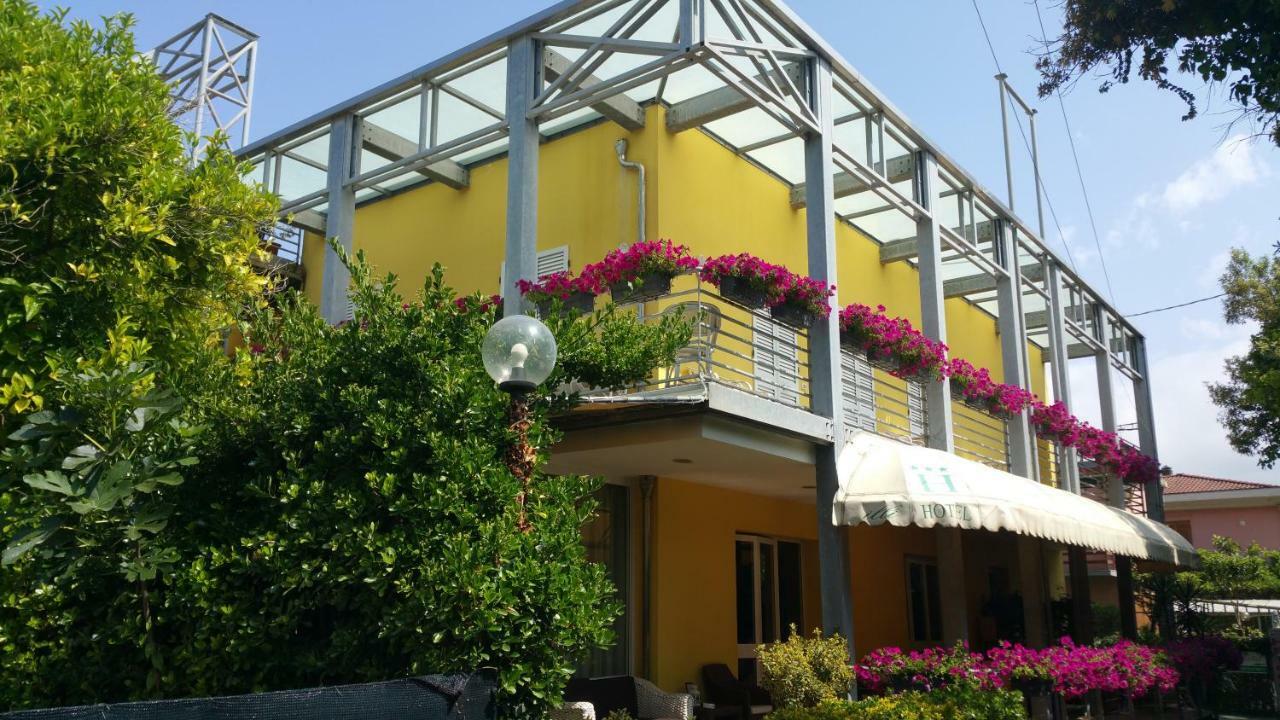 מרינה די מסה Hotel Illi מראה חיצוני תמונה